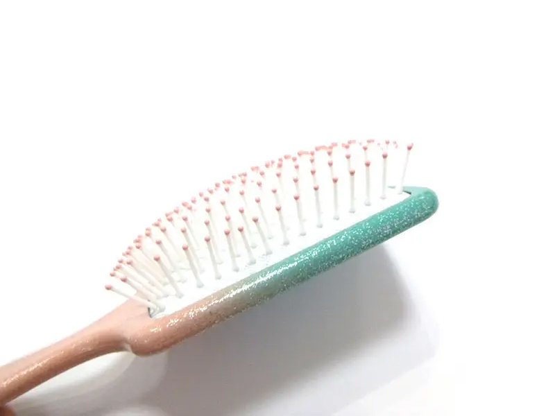 Prostownica do włosów z plastikowym włosiem